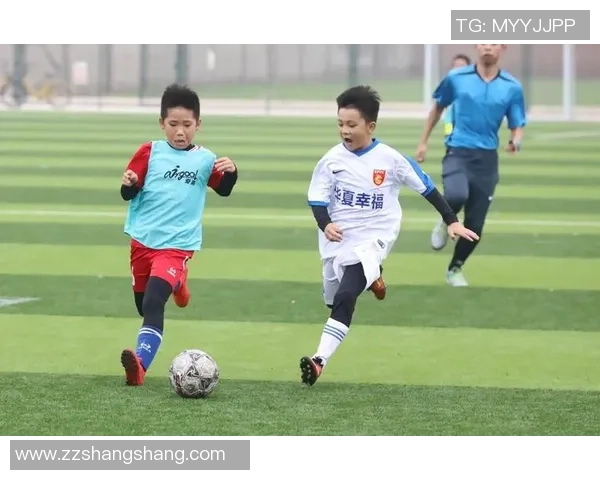 重庆足球队的速度之道：从青训到职业联赛的快速崛起与挑战